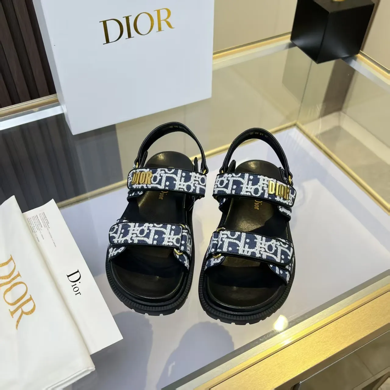 👟👟Ex-factory price 480👟👟 Dior classic popular sandals Step into the fashion territory of Dior slippers and encounter the ultimate fusion of elegance and comfort. The upper is engraved with the Christian Dior Paris logo using exquisite embroidery technology. The delicate stitching tells the brand's profound heritage and is fully recognizable.   Made of high-quality materials, it feels soft and fits your feet, as if it is a gentle care tailor-made for your feet. The sole is carefully designed and engraved with Christian Dior's lucky star symbol. It is not only a beautiful embellishment, but also provides reliable grip, making every step steady and secure.   It has a simple design and is easy to put on and take off. Whether it is a lazy weekend or a pleasant vacation, it can be easily adapted. Whether paired with casual shorts, casual jeans, or an elegant dress, Dior slippers can instantly enhance the overall style and show a casual fashion attitude.   Dior slippers, in the name of fashion, inject luxurious charm into your life and accompany you with every step you take with confidence and elegance. Material: Fine genuine cowhide upper, outsole, TPR, non-slip and wear-resistant, code number: 35-41 (42 customized)
